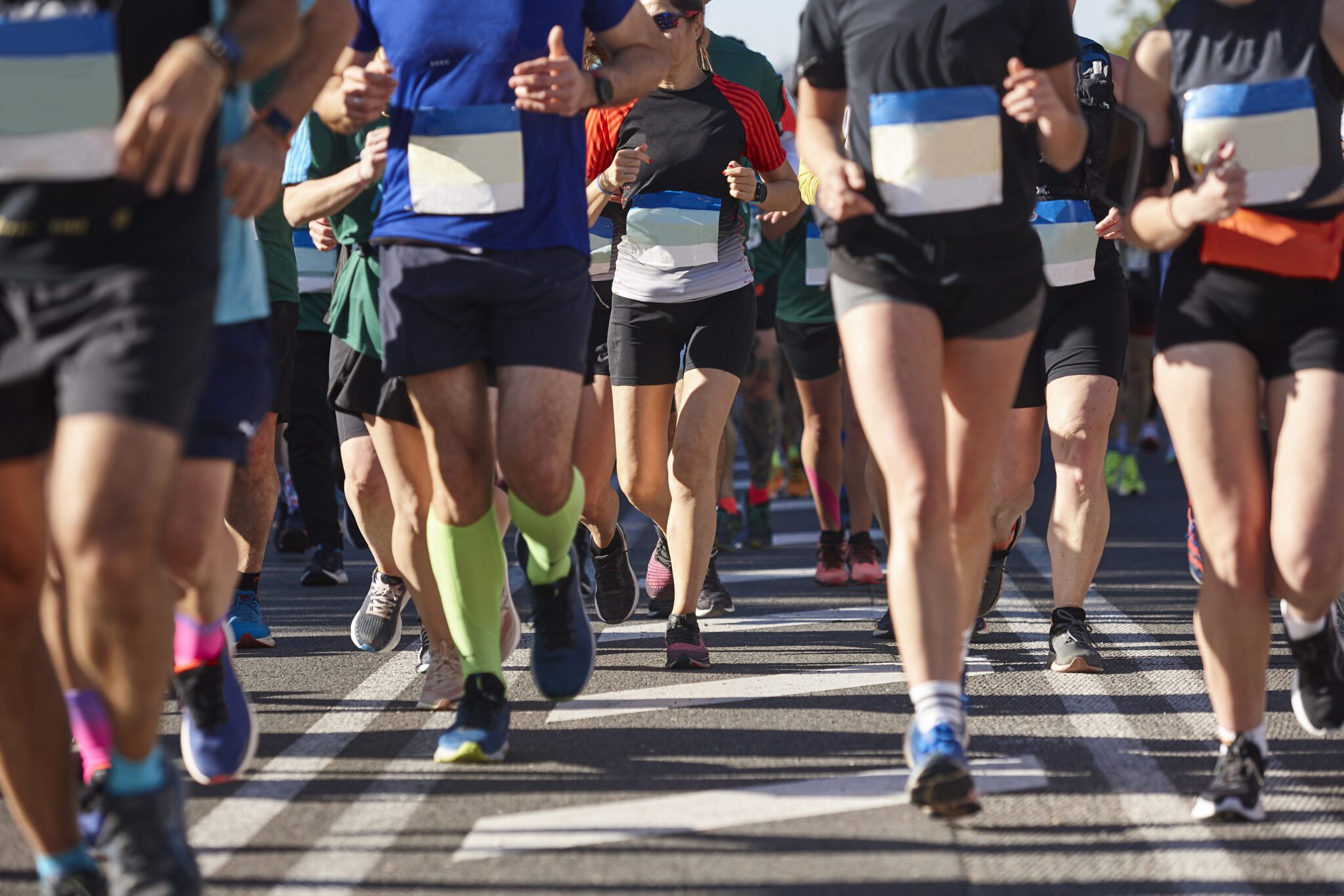 crowd of runners running in marathon